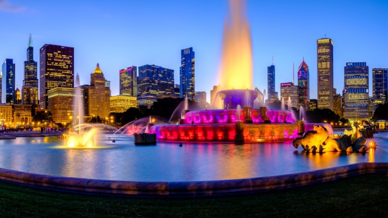 Buckingham Fountain and Chicago skyline, IL